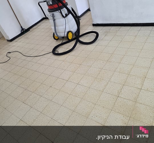 מכונת ניקוי על רצפה נקייה בחדר ריק
